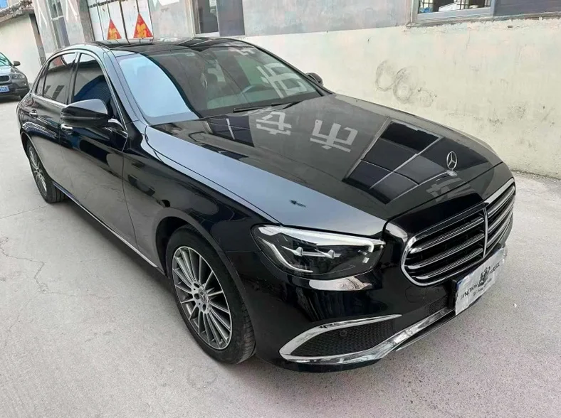 奔驰E 正面外观二