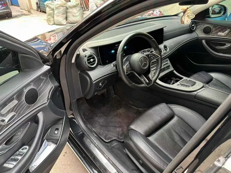 奔驰E 后面外观一