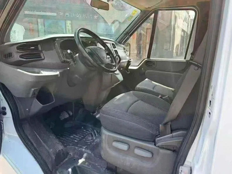 福特全顺 后面外观一