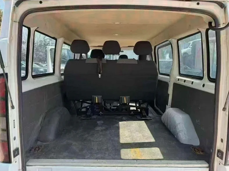 福特全顺 后面外观三