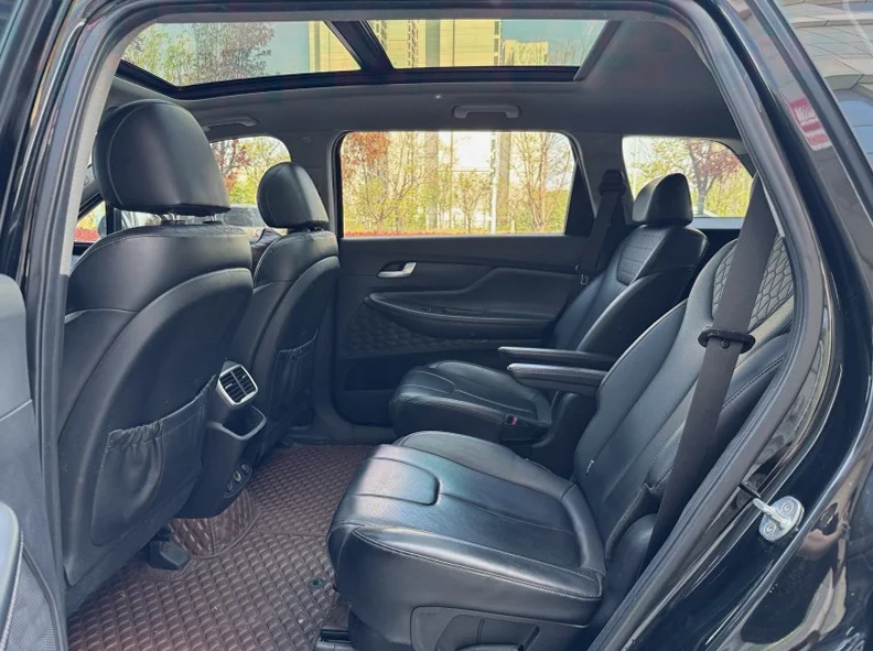 现代新胜达 内饰后排