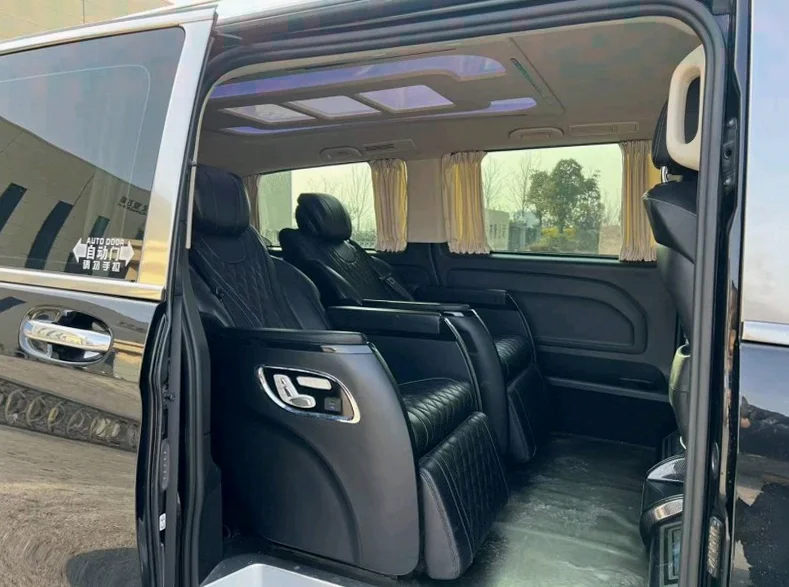 奔驰威霆 内饰后排