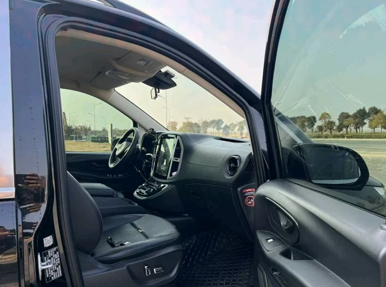 奔驰威霆 正面外观二