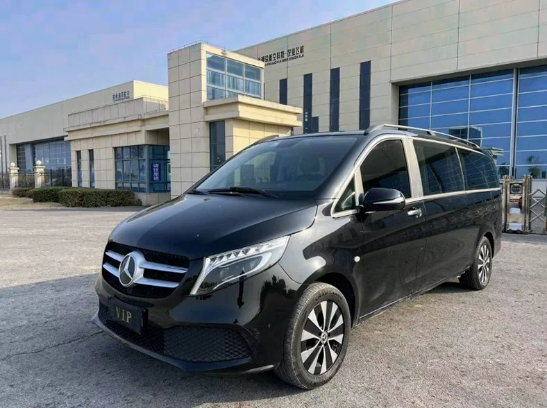 奔驰威霆 后面外观一