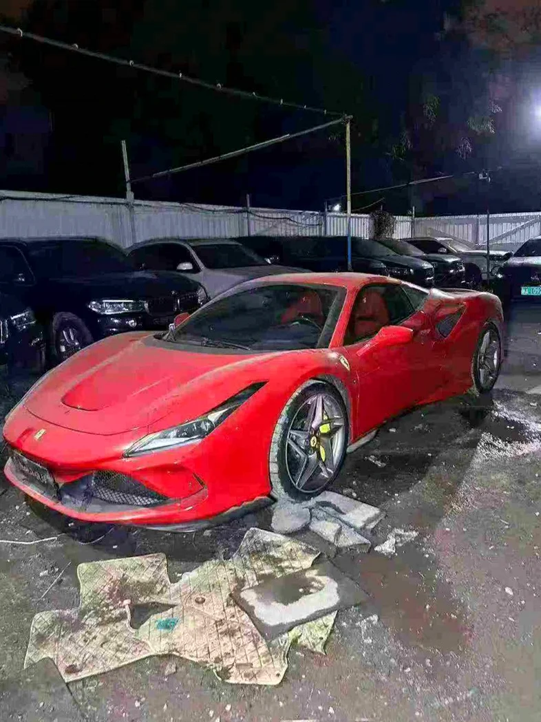 法拉利F8 正面外观二