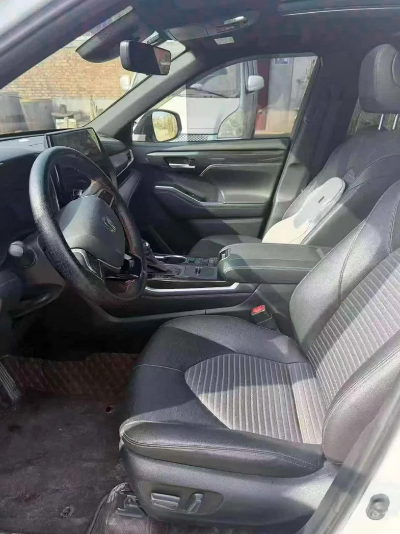 丰田皇冠 后面外观二