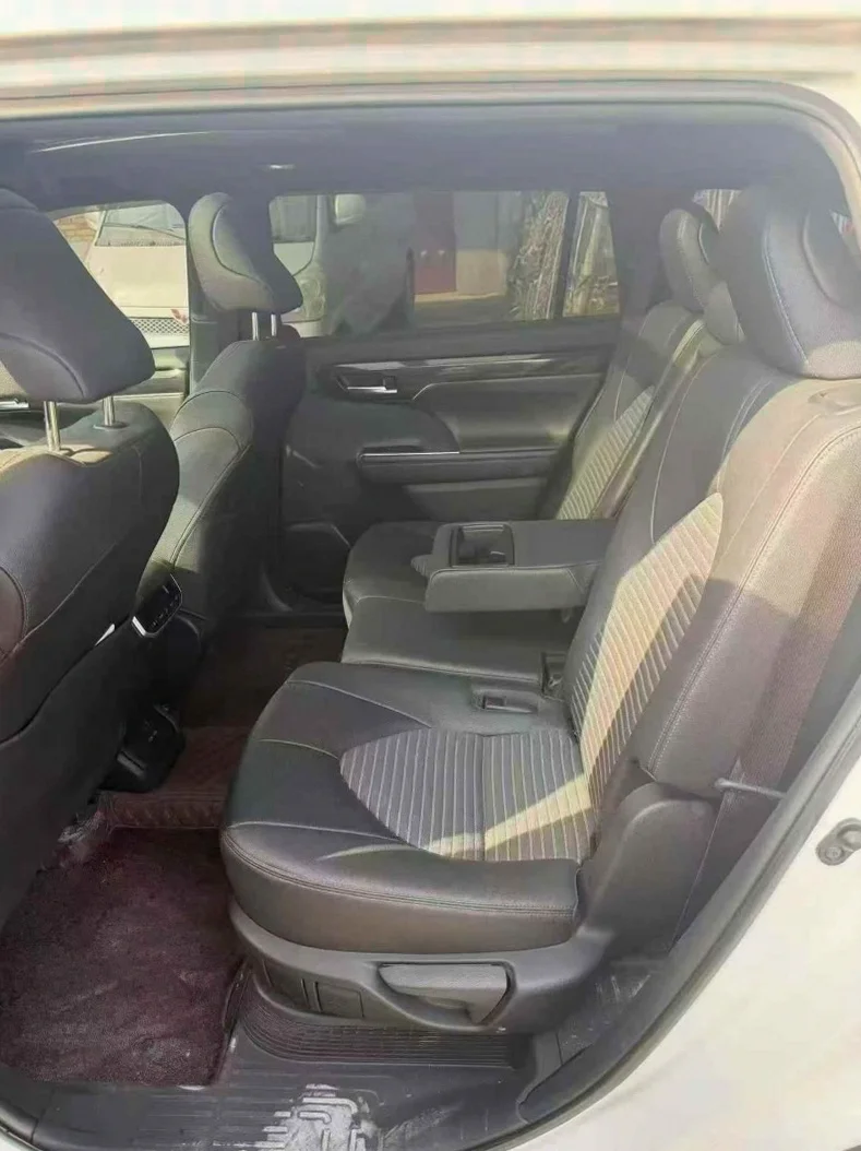 丰田皇冠 后面外观一