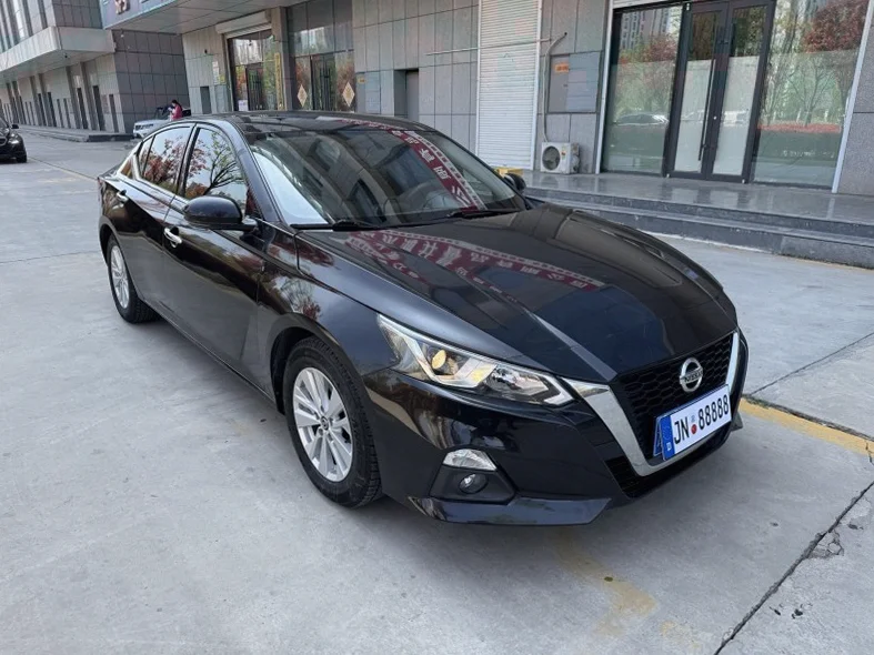 日产天籁 正面外观三