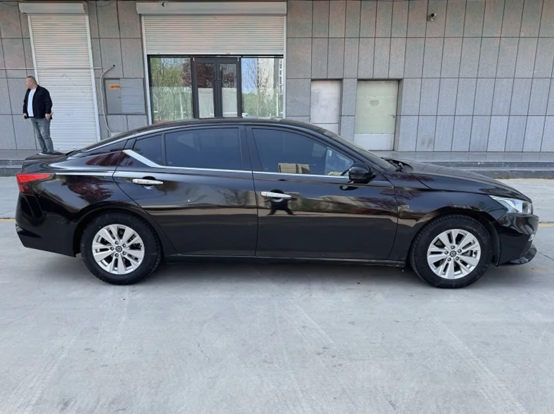 日产天籁 后面外观一