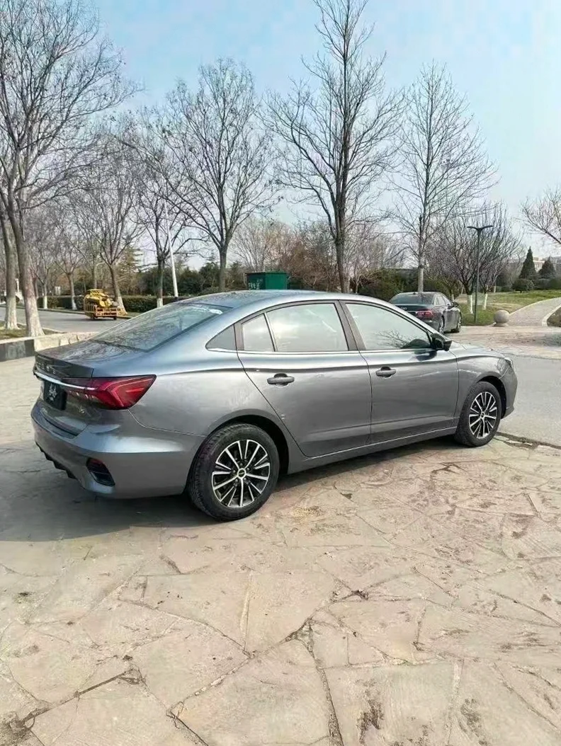 荣威i5 内饰后排