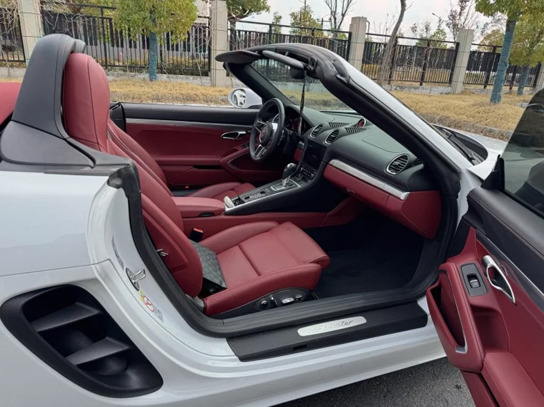 保时捷718 驾驶室