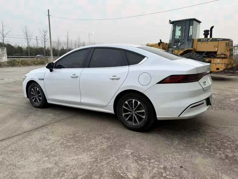 比亚迪秦 内饰前排