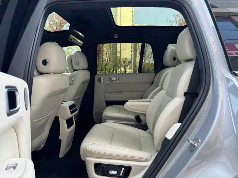 理想L8 后面外观三