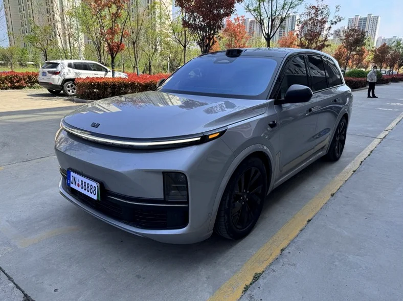 理想L8 正面外观二