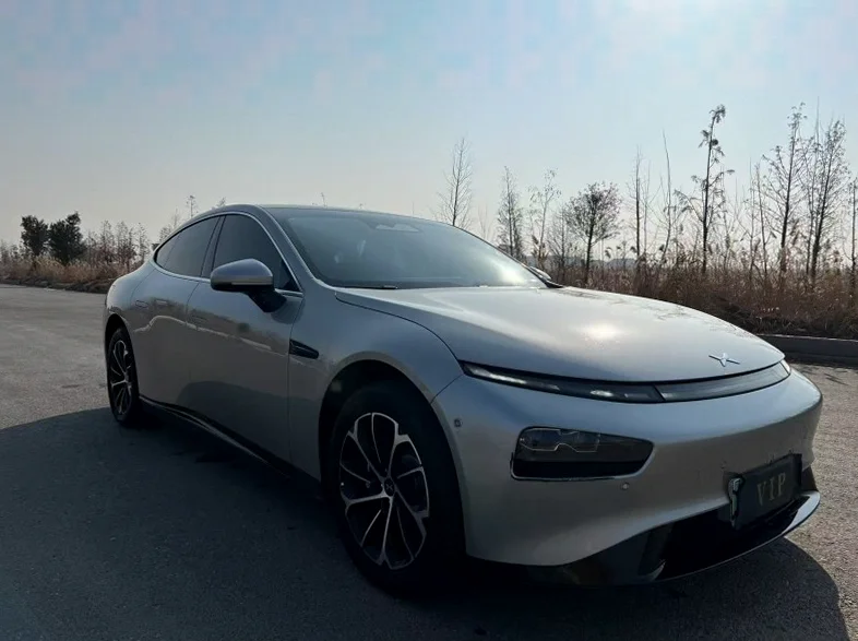 小鹏汽车p7 正面外观二