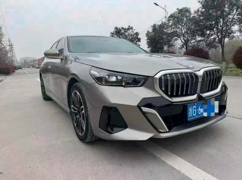 宝马5系 正面外观三