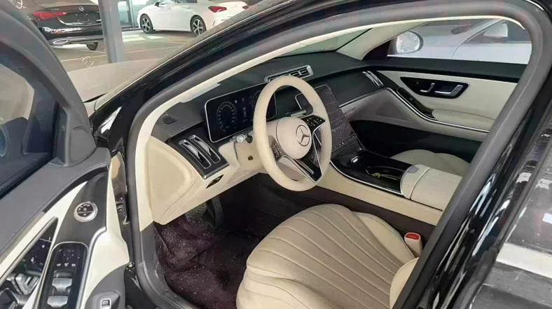 奔驰S 后面外观一