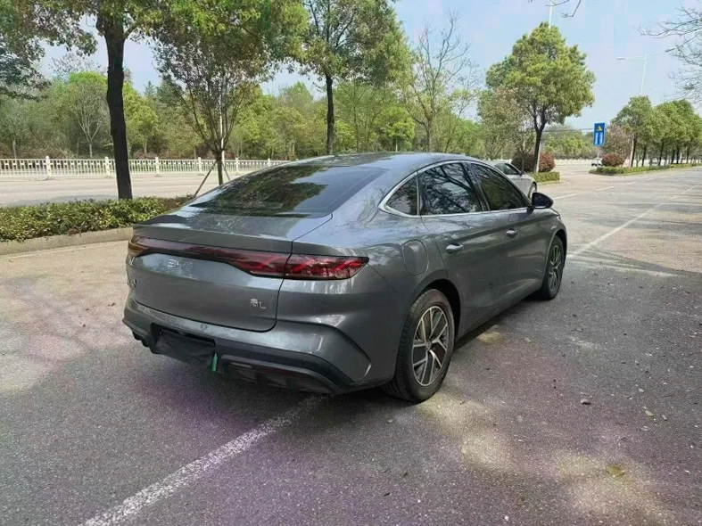 比亚迪秦 内饰后排