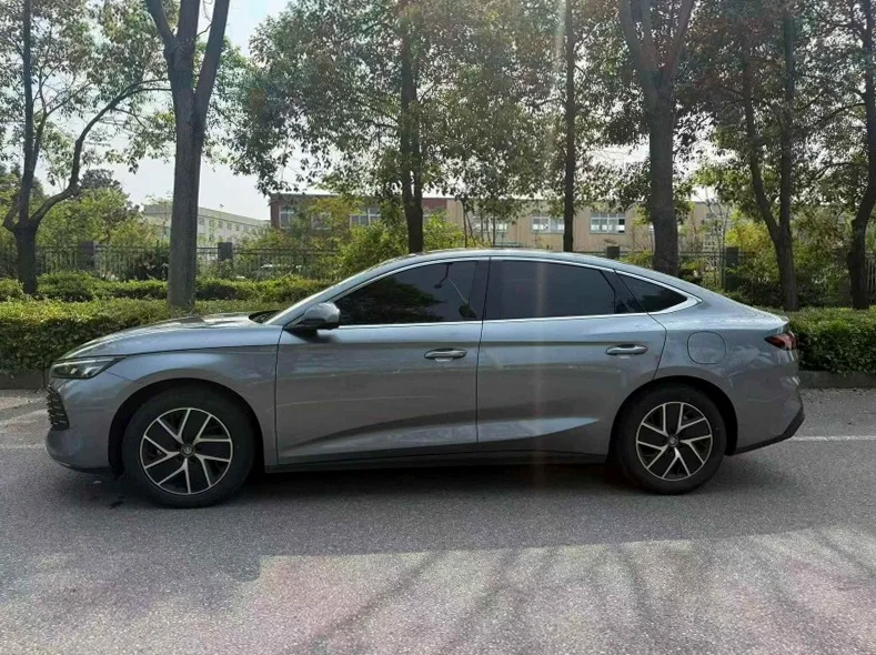 比亚迪秦 内饰前排