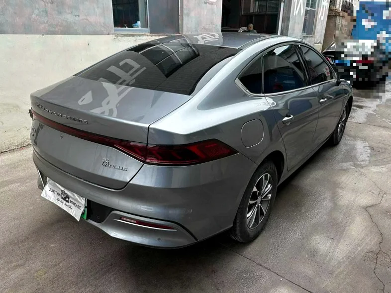 比亚迪秦 内饰前排