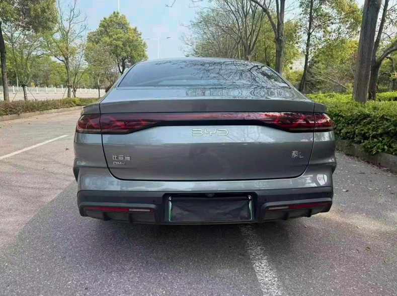 比亚迪秦 驾驶室