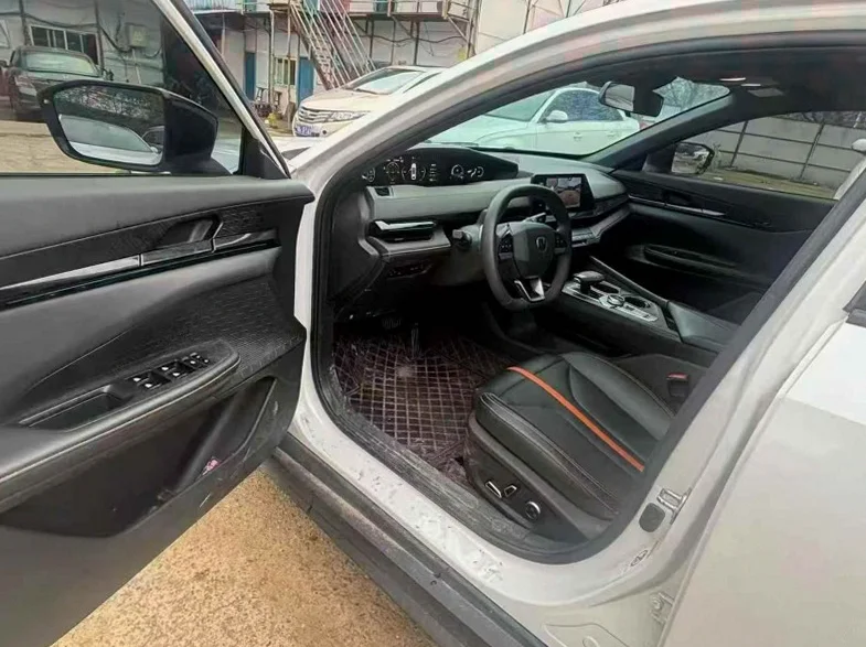 长安汽车UNI 正面外观三