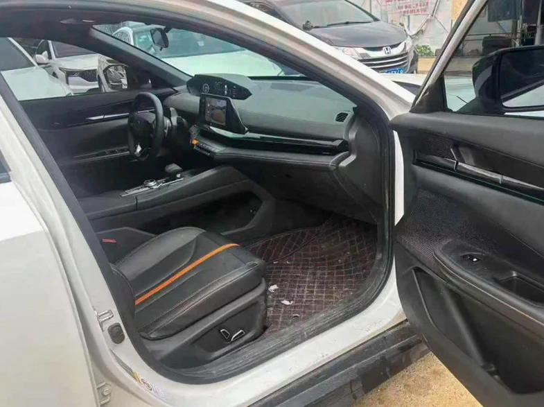 长安汽车UNI 后面外观一