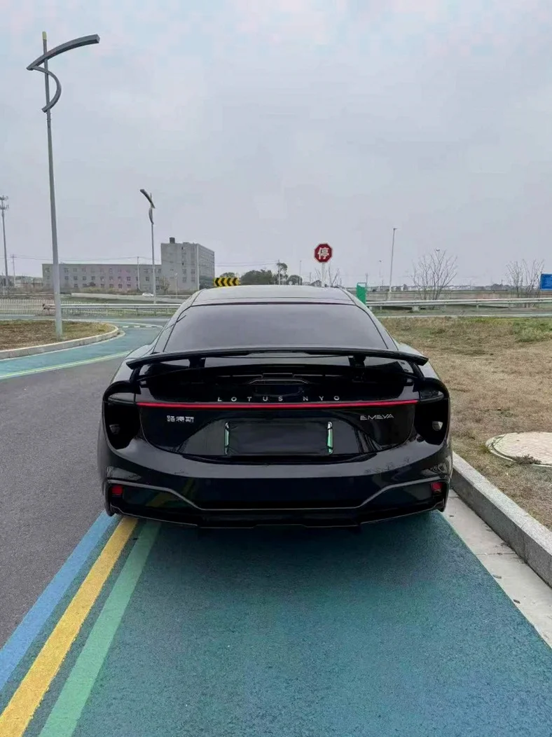 路特斯EMEYA 内饰后排