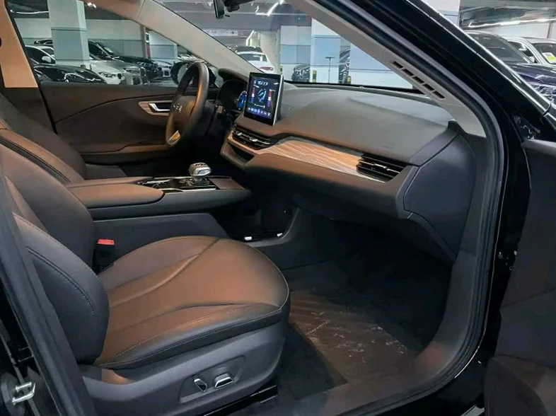 红旗E-QM5 内饰前排