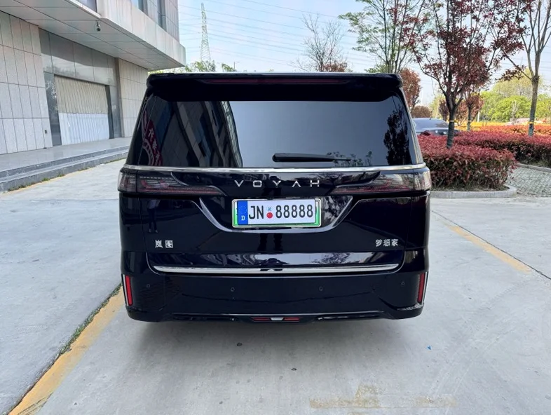 岚图汽车梦想家 驾驶室