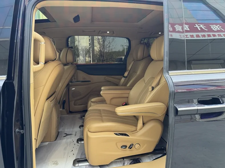 岚图汽车梦想家 后面外观二