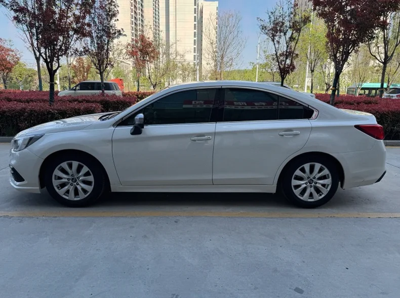 斯巴鲁力狮 后面外观一