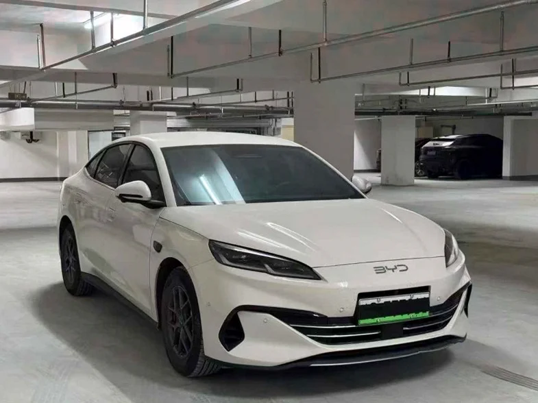 比亚迪海豹 正面外观三