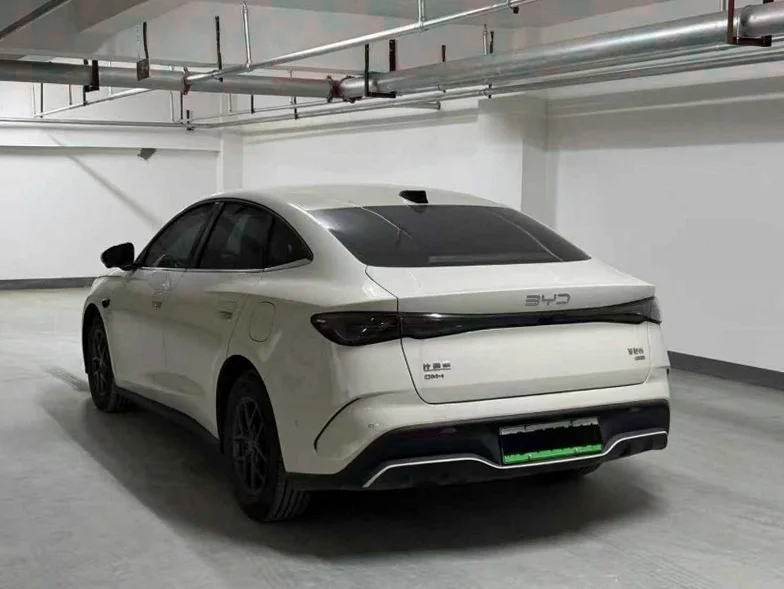 比亚迪海豹 内饰后排