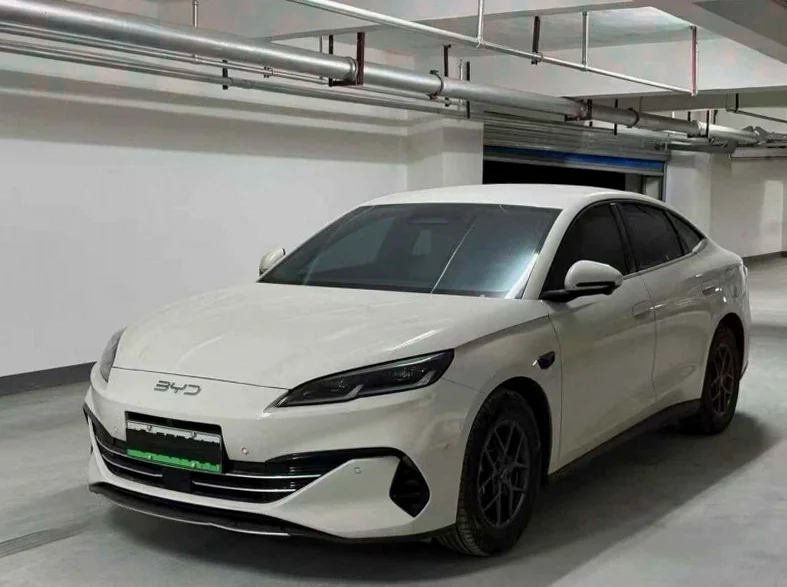 比亚迪海豹 正面外观二