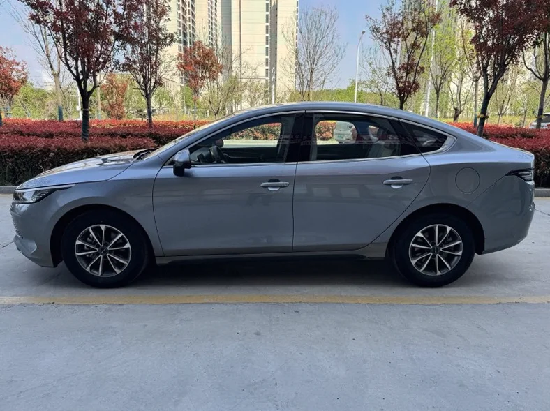 比亚迪驱逐舰 后面外观一