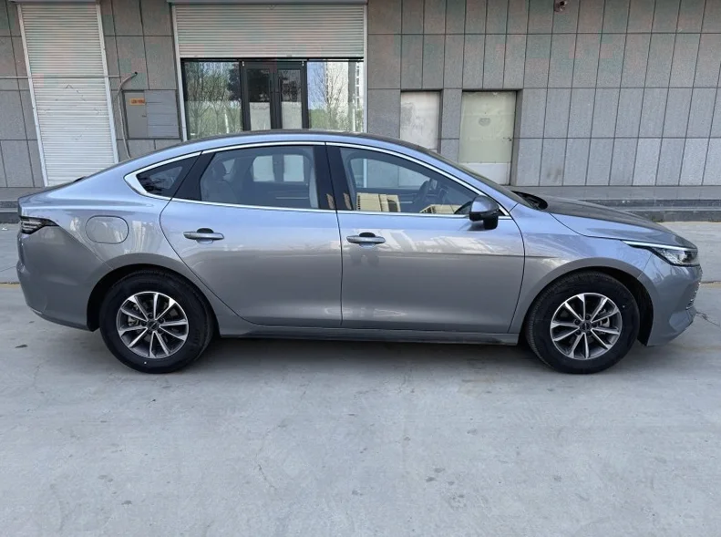 比亚迪驱逐舰 内饰前排