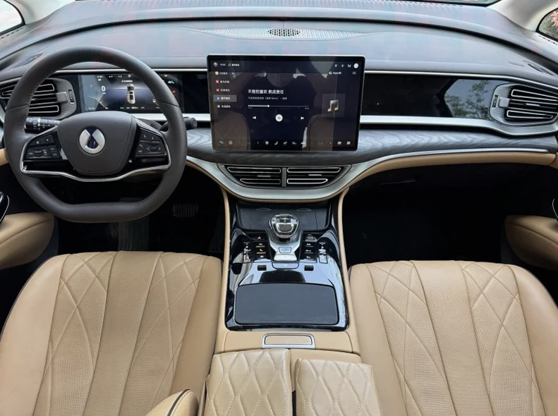 腾势D9 内饰前排