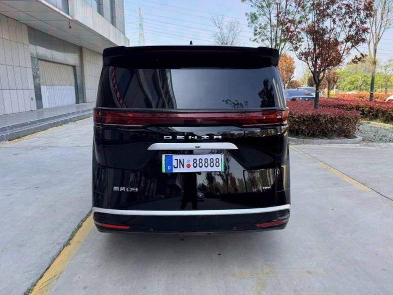 腾势D9 后面外观三