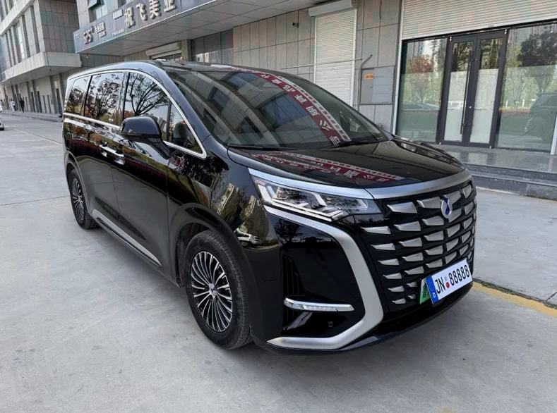 腾势D9 正面外观二