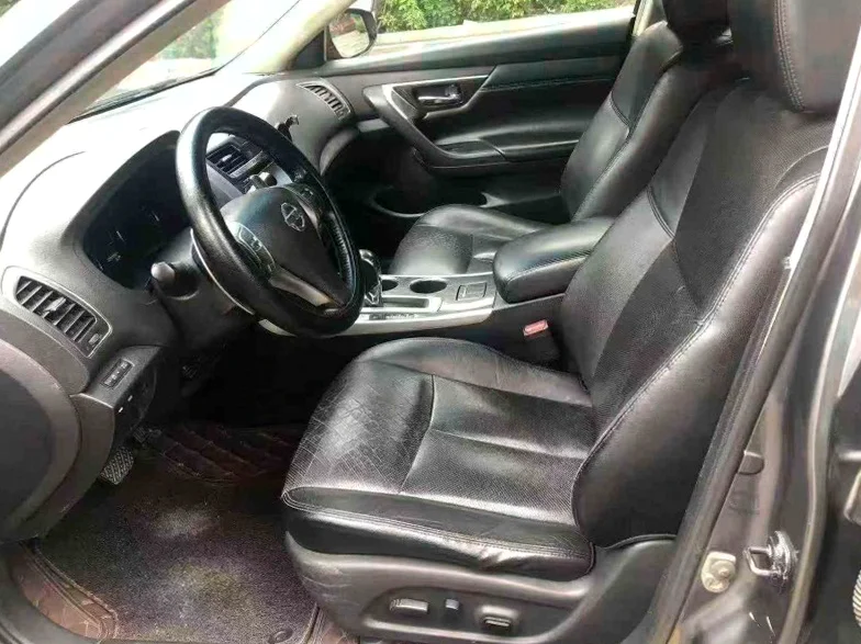 日产天籁 后面外观一