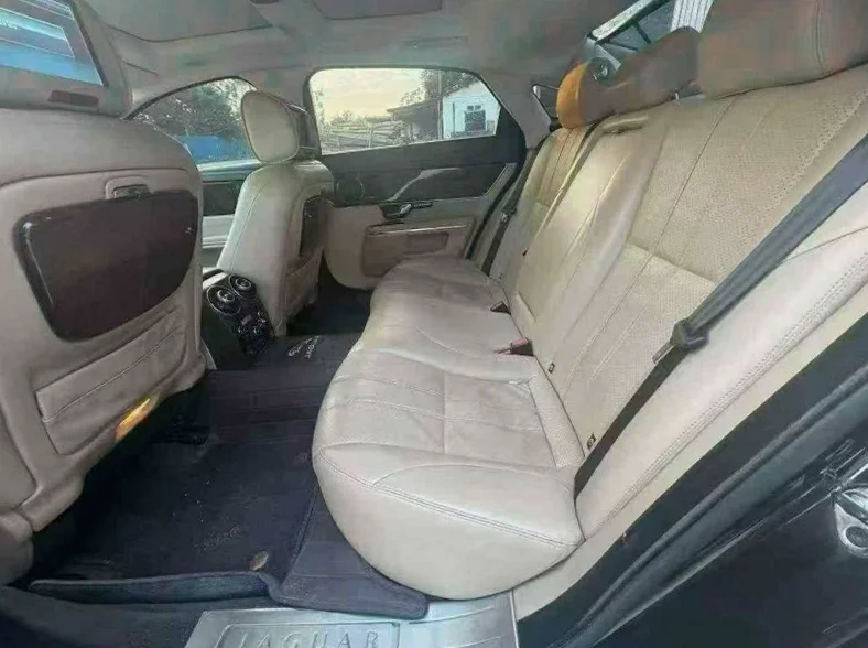 捷豹XJL 内饰后排
