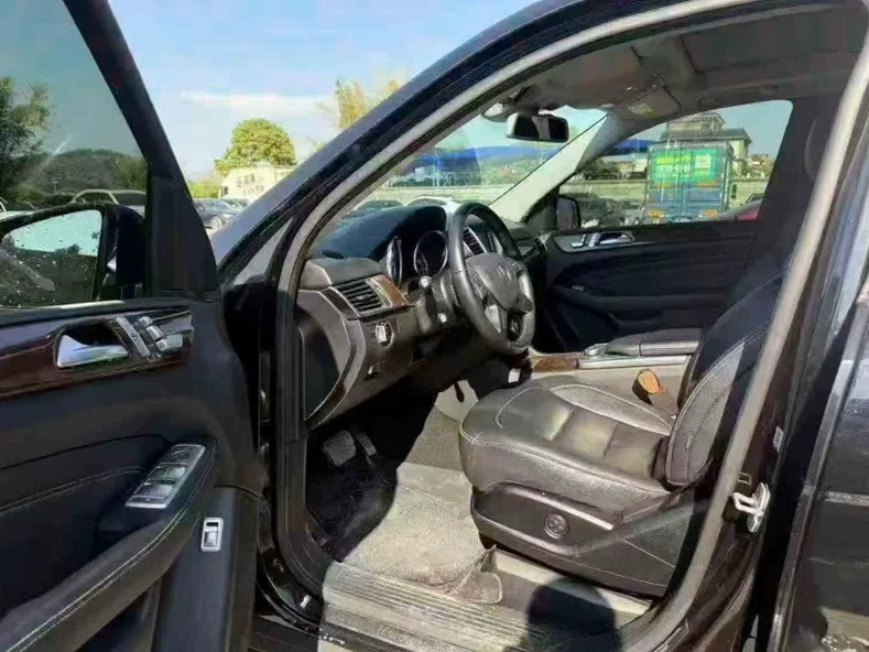 奔驰ML 后面外观一