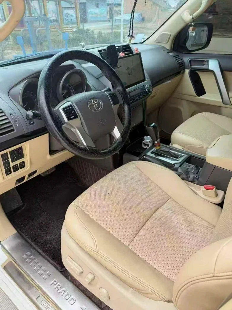 丰田普拉多 后面外观一