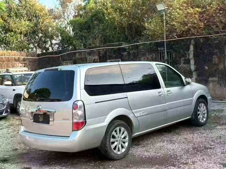 别克GL8 后面外观三