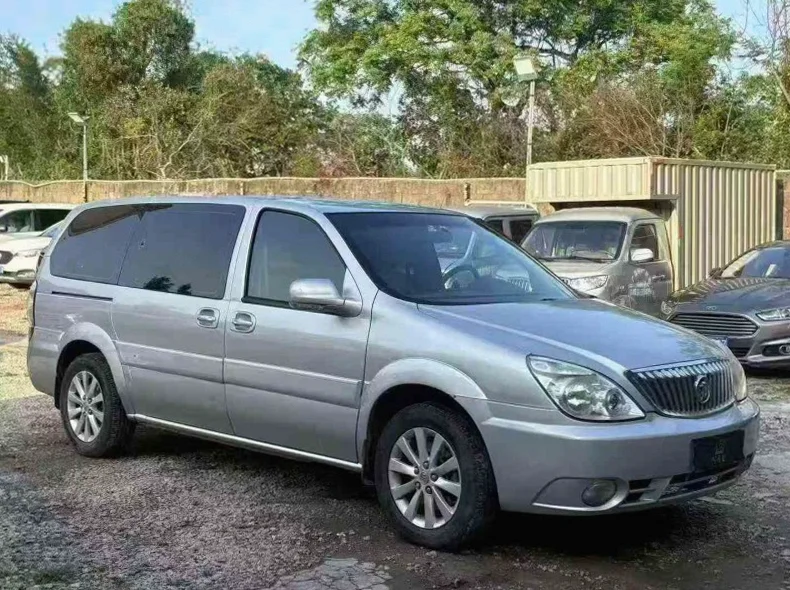 别克GL8 正面外观二