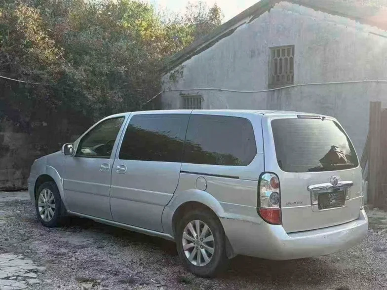 别克GL8 后面外观一