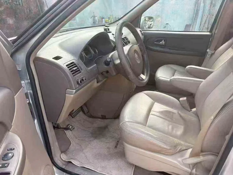 别克GL8 内饰前排