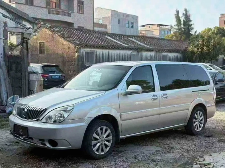 别克GL8 正面外观三