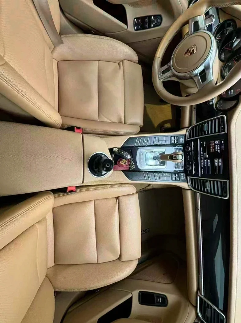 保时捷帕拉梅拉 后面外观一